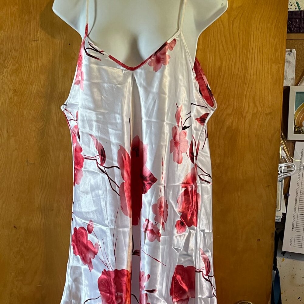 Women's nightgown and matching robe with floral design - XL
